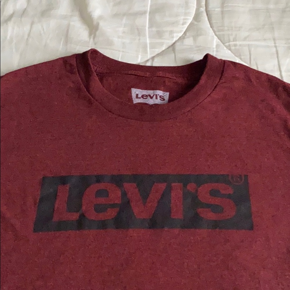 Levi’s maroon t-shirt